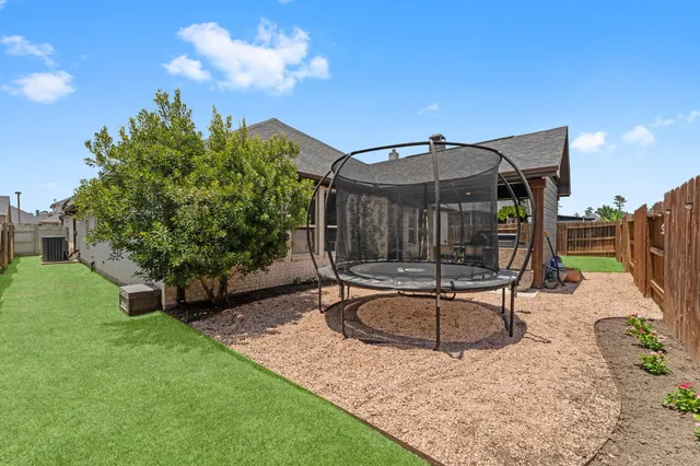 a view of a house with backyard