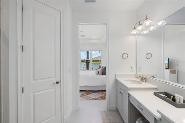 a en suite bathroom with a double vanity sink and a mirror