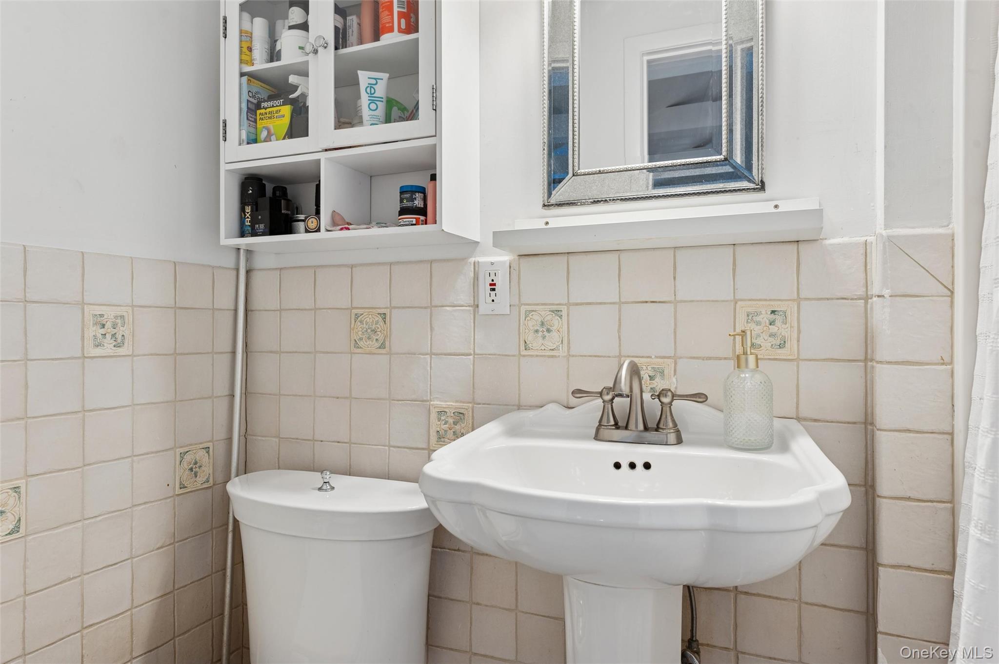 6 Shore Road Southampton, NY 11968 - Photo 13 of 15 Bathroom with tile walls and toilet