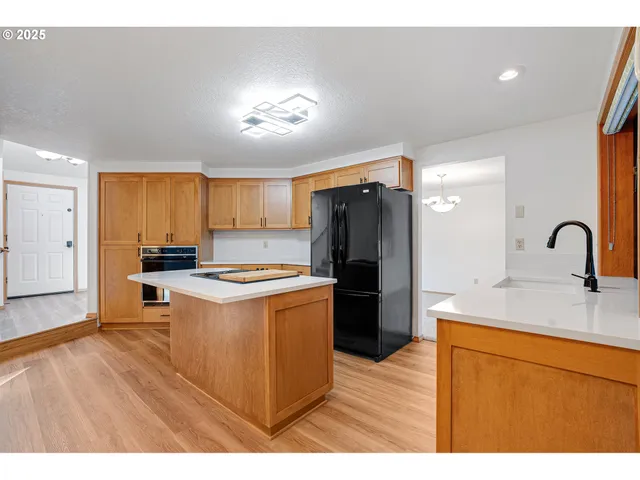 $815,000 | 30950 Southwest Willamette Way, Wilsonville, OR 97070