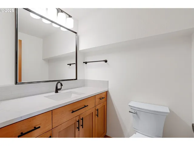 $815,000 | 30950 Southwest Willamette Way, Wilsonville, OR 97070