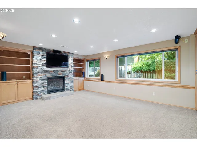 $815,000 | 30950 Southwest Willamette Way, Wilsonville, OR 97070