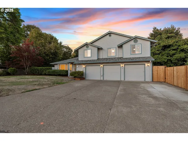 $815,000 | 30950 Southwest Willamette Way, Wilsonville, OR 97070