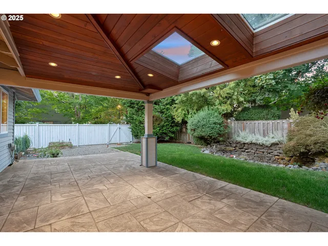 $815,000 | 30950 Southwest Willamette Way, Wilsonville, OR 97070