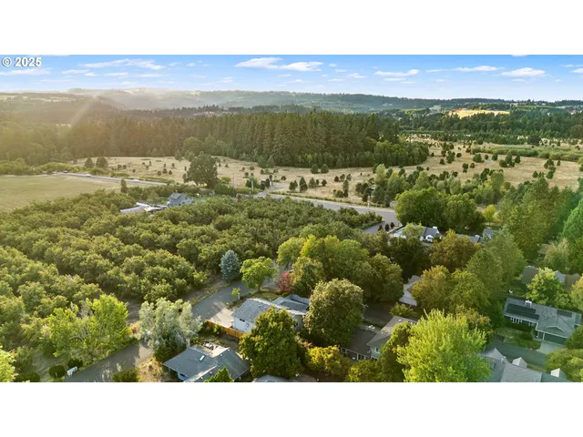 $815,000 | 30950 Southwest Willamette Way, Wilsonville, OR 97070