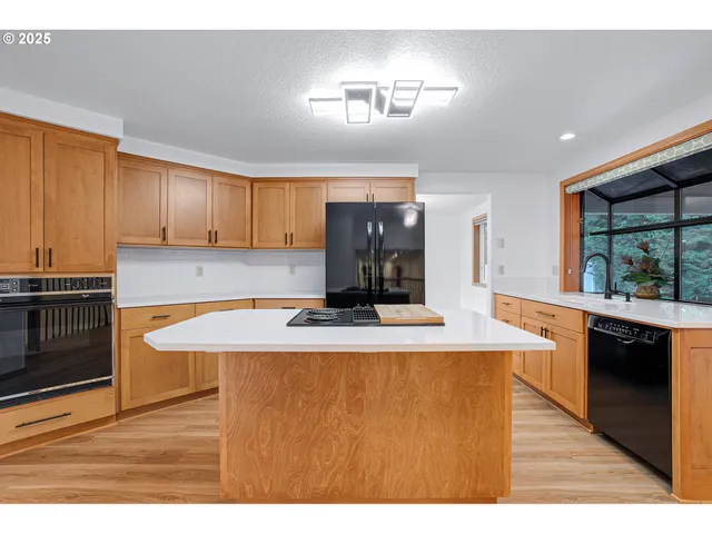 $815,000 | 30950 Southwest Willamette Way, Wilsonville, OR 97070