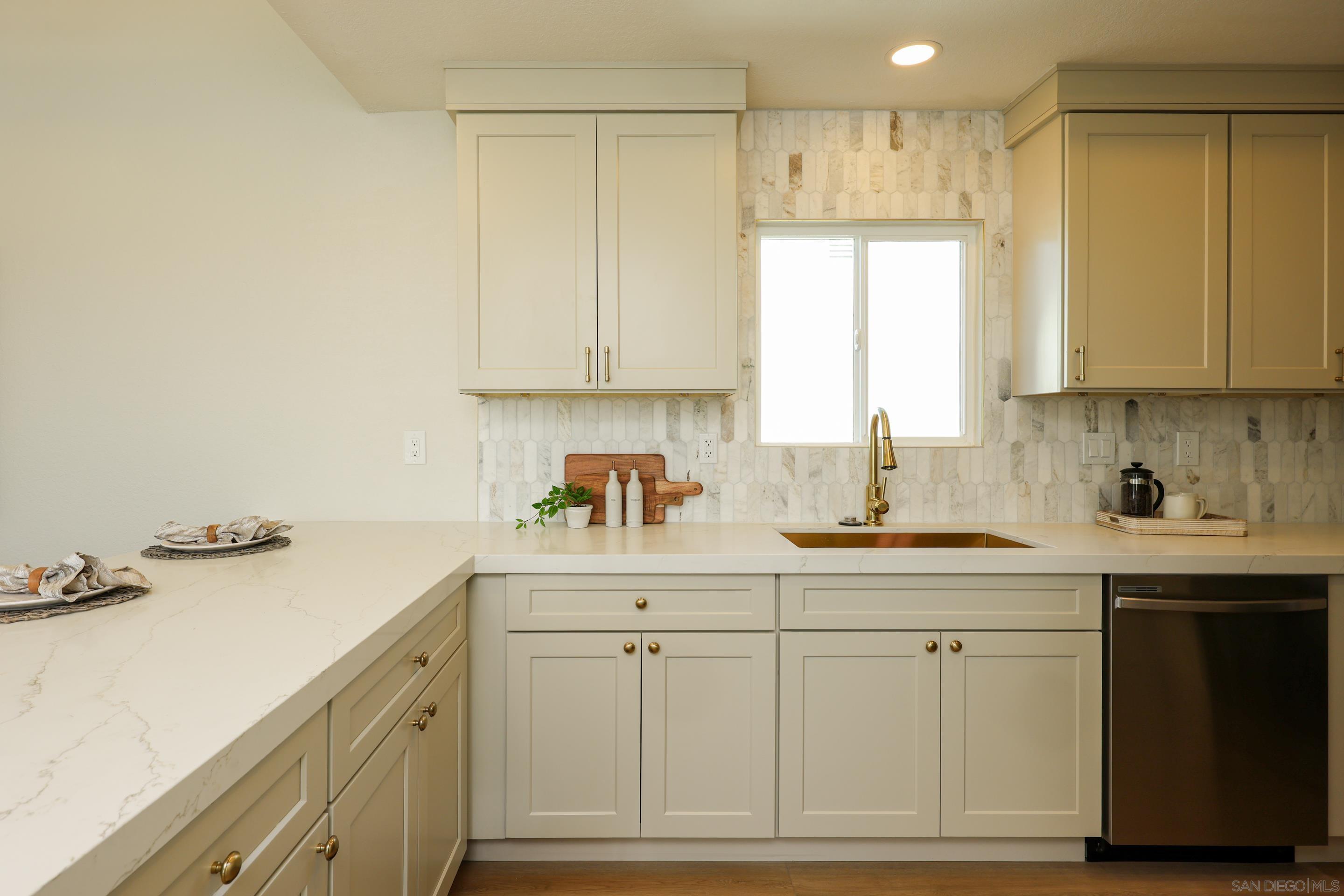 658 Santa Fe Drive Encinitas, CA 92024 - Photo 7 of 37