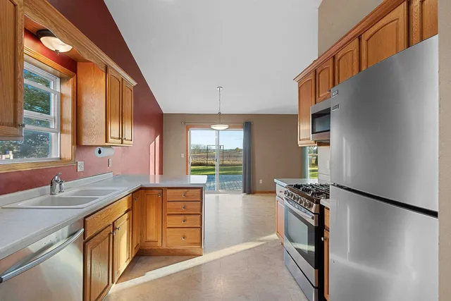 $394,900 | 552 Songbird Avenue, Wrightstown, WI 54180