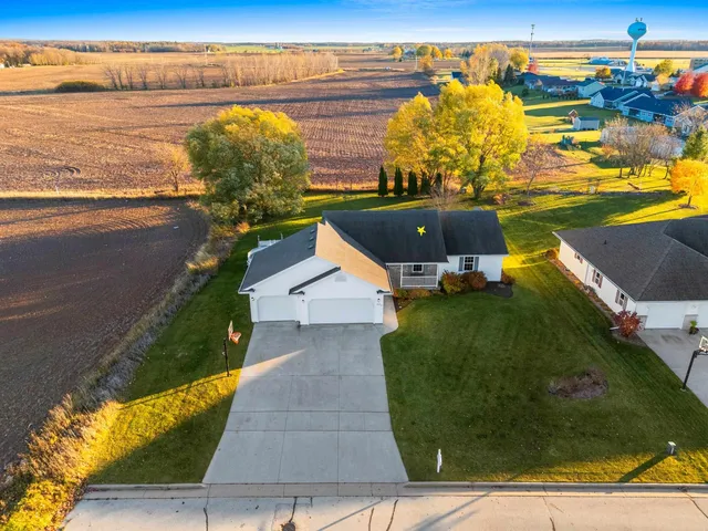 $394,900 | 552 Songbird Avenue, Wrightstown, WI 54180