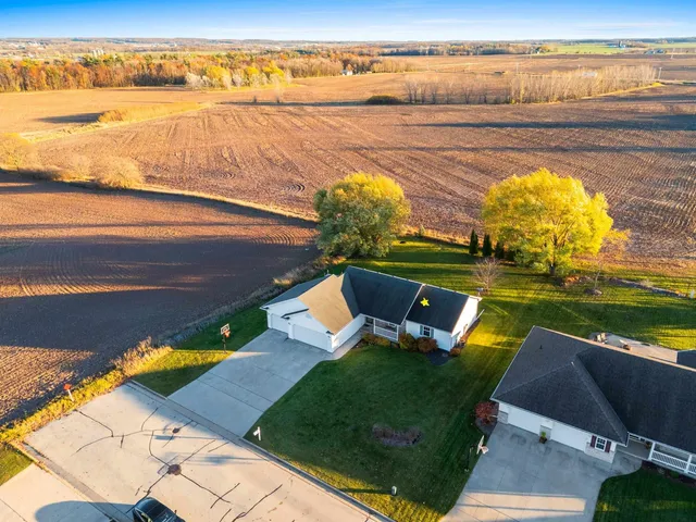 $394,900 | 552 Songbird Avenue, Wrightstown, WI 54180