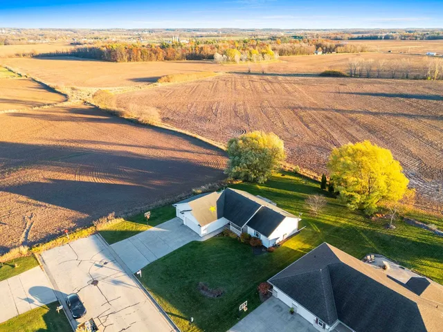 $394,900 | 552 Songbird Avenue, Wrightstown, WI 54180