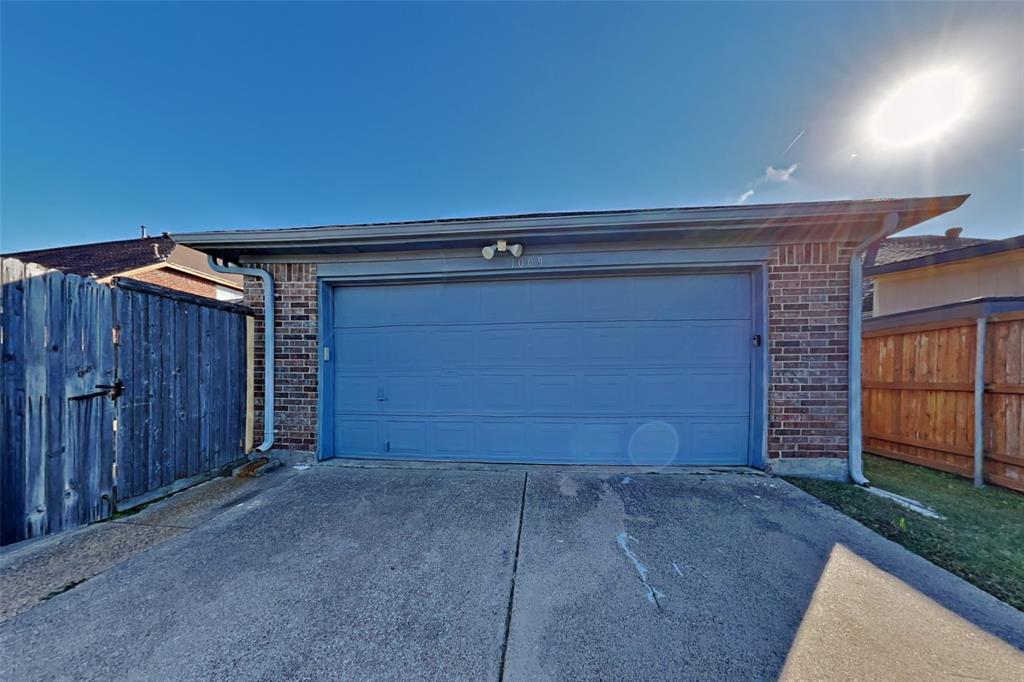 1009 Schrade Trail Mesquite, TX 75181 - Photo 17 of 19 Garage featuring driveway