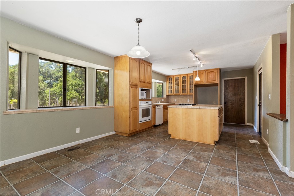 7905 San Gregorio Road Atascadero, CA 93422 - Photo 8 of 40 Dining area adjacent to the kitchen.