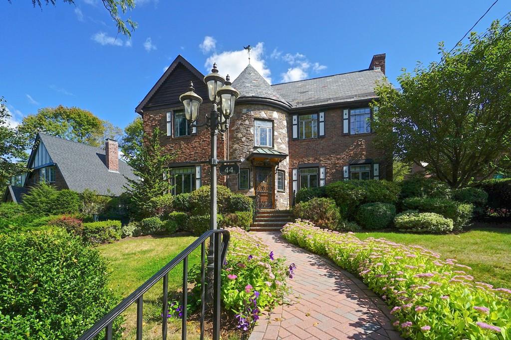 44 Dolphin Road Newton, MA 02459 - Photo 2 of 33