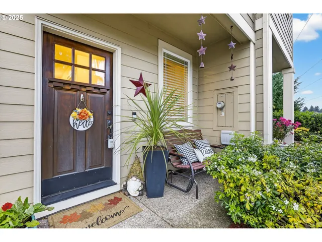 a view of a livingroom with furniture