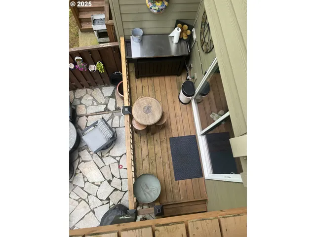 a view of entryway with outdoor area