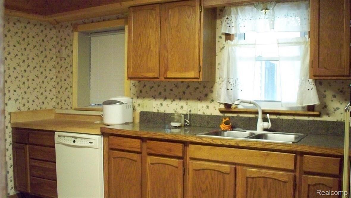 2820 South Elba Road Lapeer, MI 48446 - Photo 9 of 52 100_0690.jpg