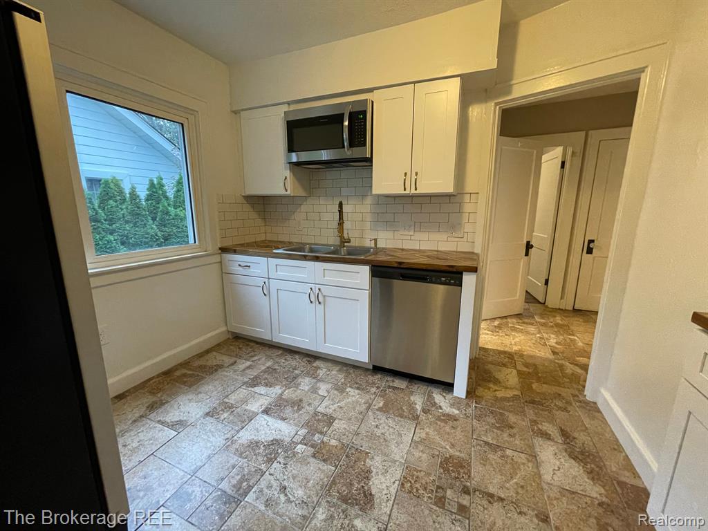 47 Fairwood Boulevard Pleasant Ridge, MI 48069 - Photo 17 of 33