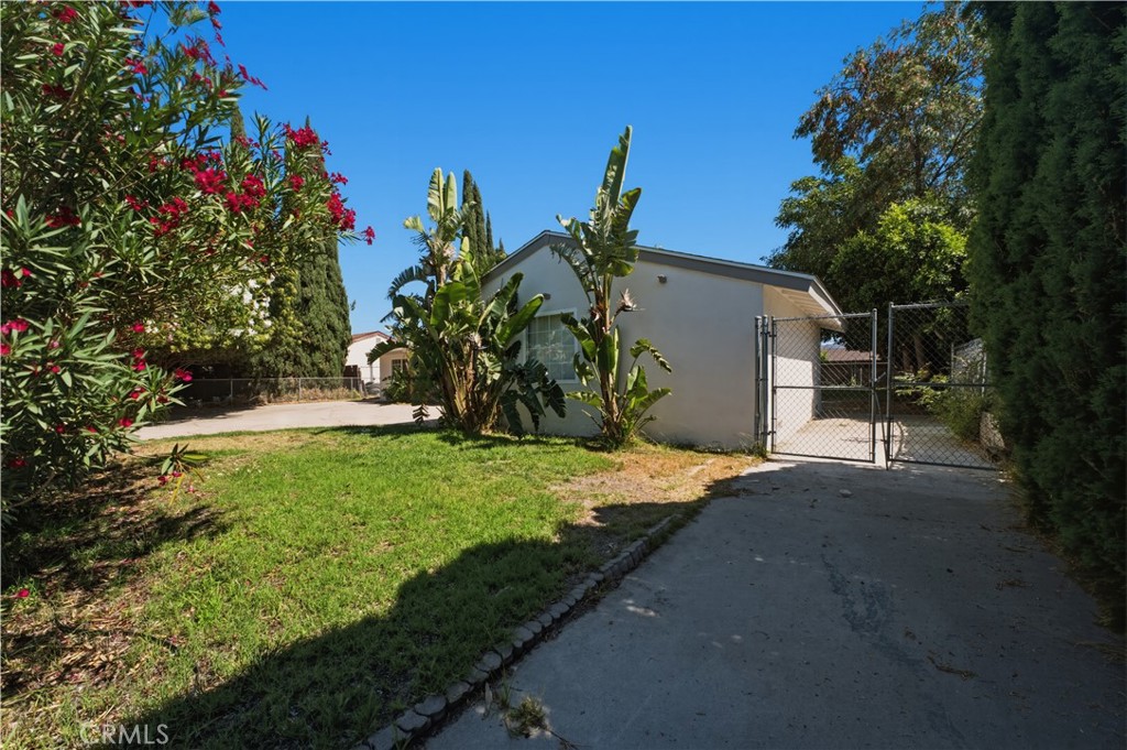1720 Anderson Street Simi Valley, CA 93065 - Photo 27 of 30 a view of a backyard