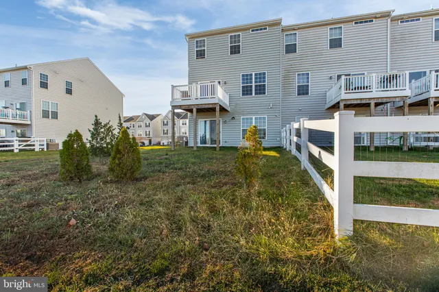 a view of a house with backyard