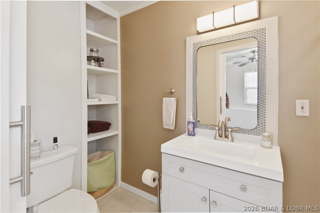 44 Oasis Point Camdenton, MO 65020 - Photo 22 of 55 Full bath of the non-conforming bedroom / office.