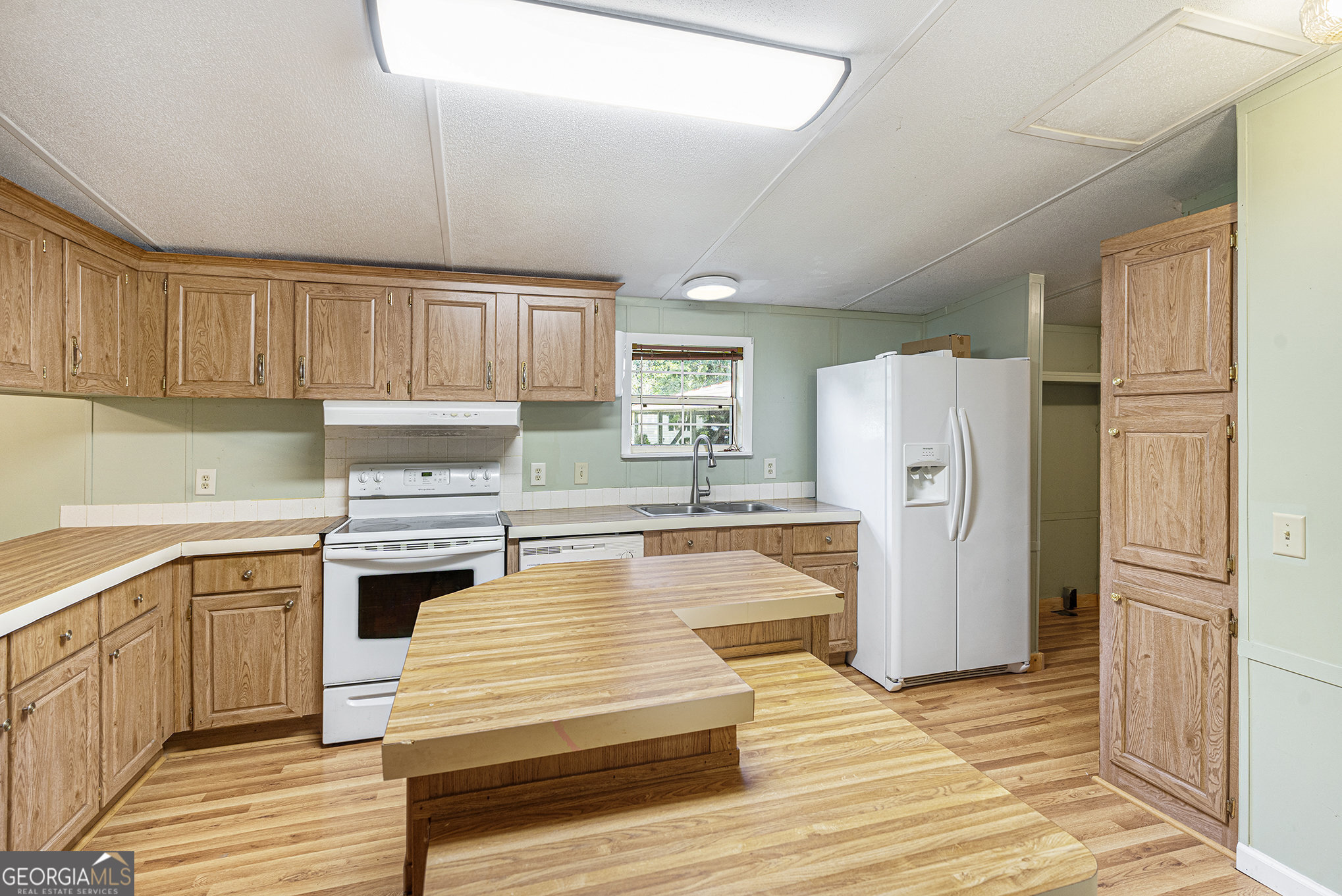 340 Loblolly Ridge Locust Grove, GA 30248 - Photo 8 of 26 a kitchen with granite countertop a refrigerator and a stove top oven