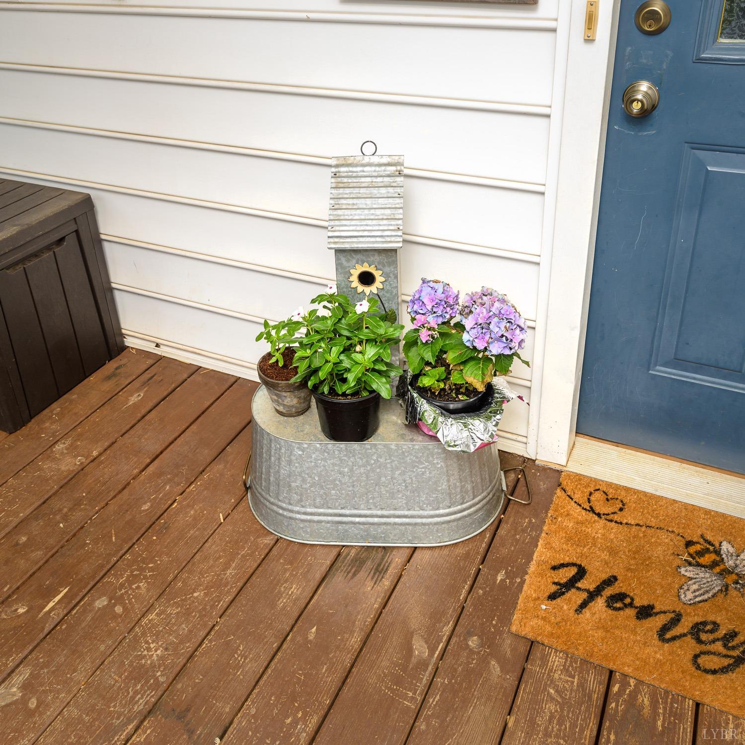 149 Locust Street Amherst, VA 24521 - Photo 5 of 86 a vase of flowers sitting on a table