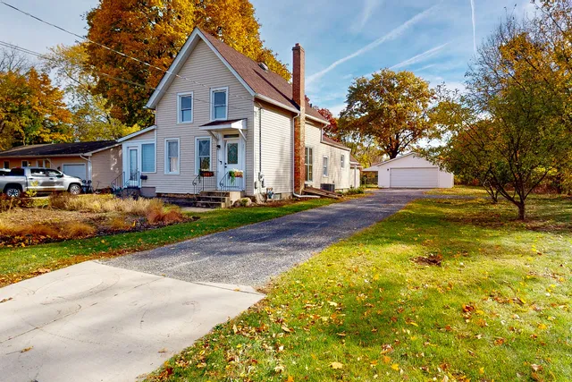 $289,900 | 371 McHenry Avenue, Crystal Lake, IL 60014