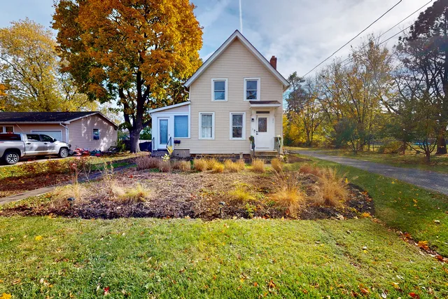 a view of a backyard