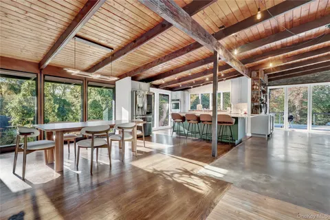 $1,375,000 | 131 Oakside Drive, Smithtown, NY 11787