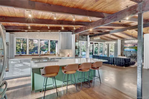 $1,375,000 | 131 Oakside Drive, Smithtown, NY 11787