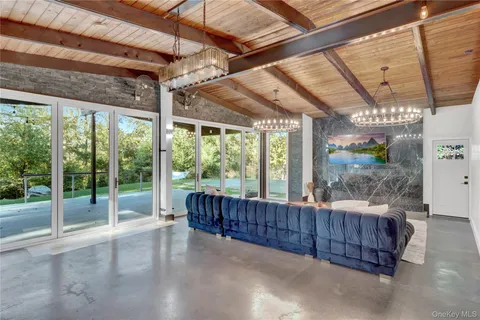 $1,375,000 | 131 Oakside Drive, Smithtown, NY 11787