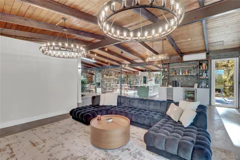 $1,375,000 | 131 Oakside Drive, Smithtown, NY 11787