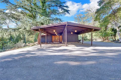 $1,375,000 | 131 Oakside Drive, Smithtown, NY 11787