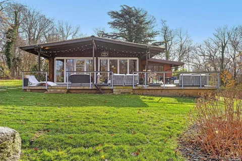 $1,375,000 | 131 Oakside Drive, Smithtown, NY 11787