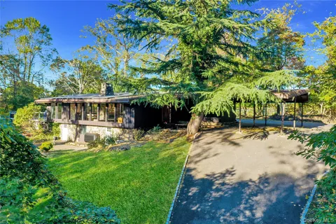 $1,375,000 | 131 Oakside Drive, Smithtown, NY 11787