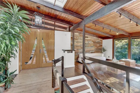 $1,375,000 | 131 Oakside Drive, Smithtown, NY 11787