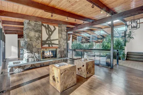 $1,375,000 | 131 Oakside Drive, Smithtown, NY 11787