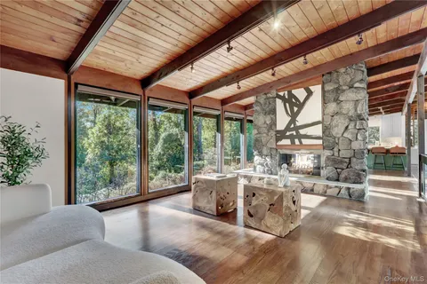 $1,375,000 | 131 Oakside Drive, Smithtown, NY 11787