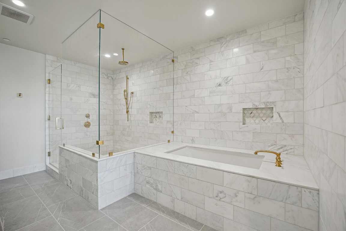 1717 Bissonnet Street, Unit 1802 Houston, TX 77005 - Photo 20 of 46 a spacious bathroom with a bathtub and a shower
