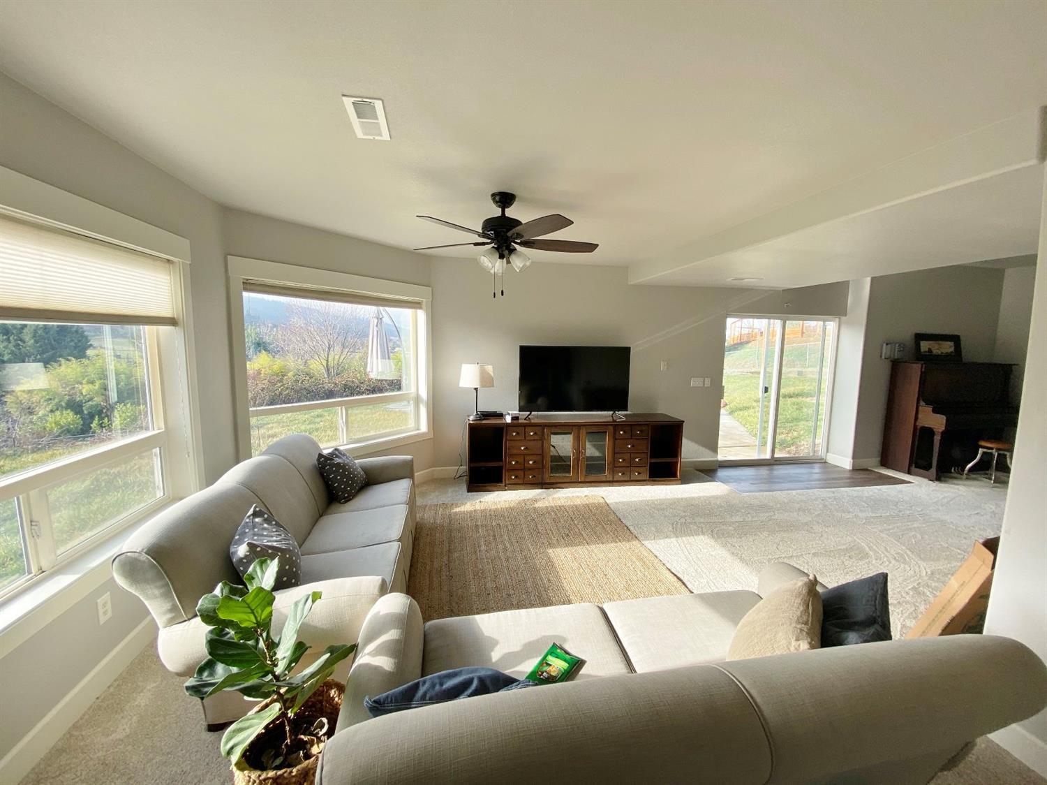 1340 Vawter Road Medford, OR 97501 - Photo 23 of 35 Basement Living Area from entry door In