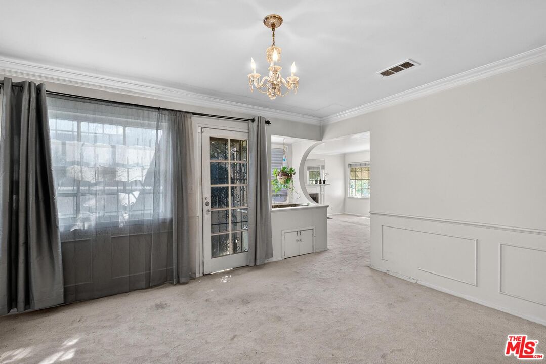 3692 Buckingham Road Los Angeles, CA 90016 - Photo 16 of 40 a view of a hallway with an empty room