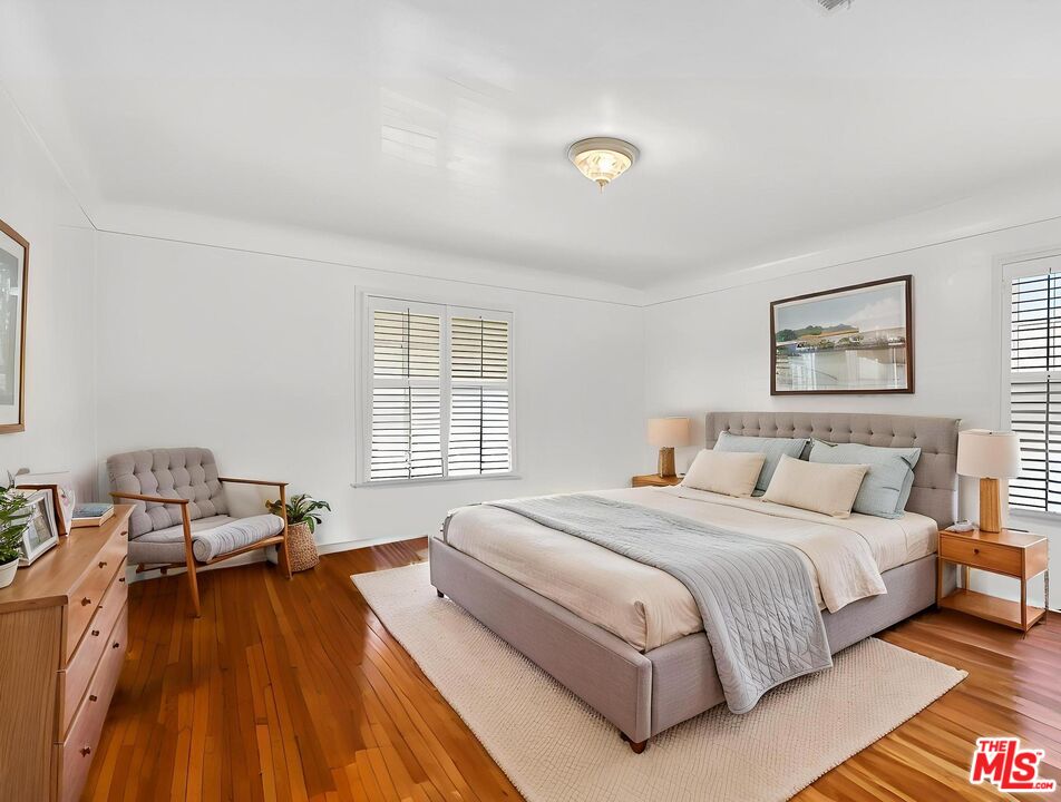 3692 Buckingham Road Los Angeles, CA 90016 - Photo 33 of 40 a spacious bedroom with a bed and a couch