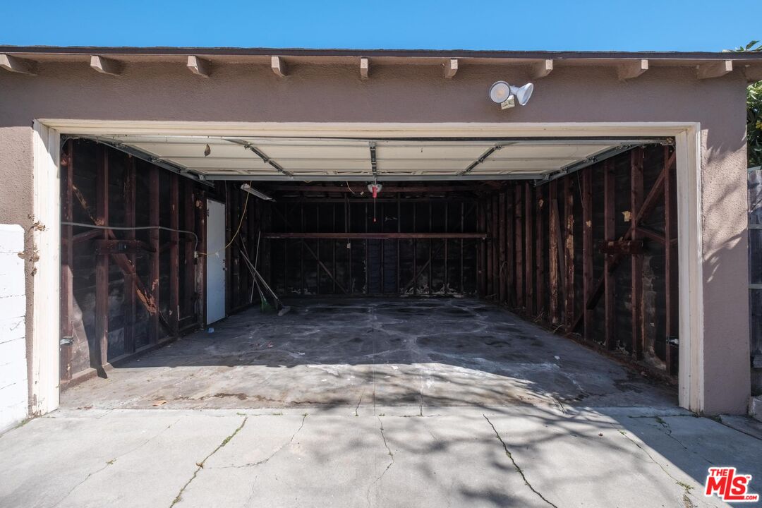 3692 Buckingham Road Los Angeles, CA 90016 - Photo 35 of 40 a view of storage and utility room