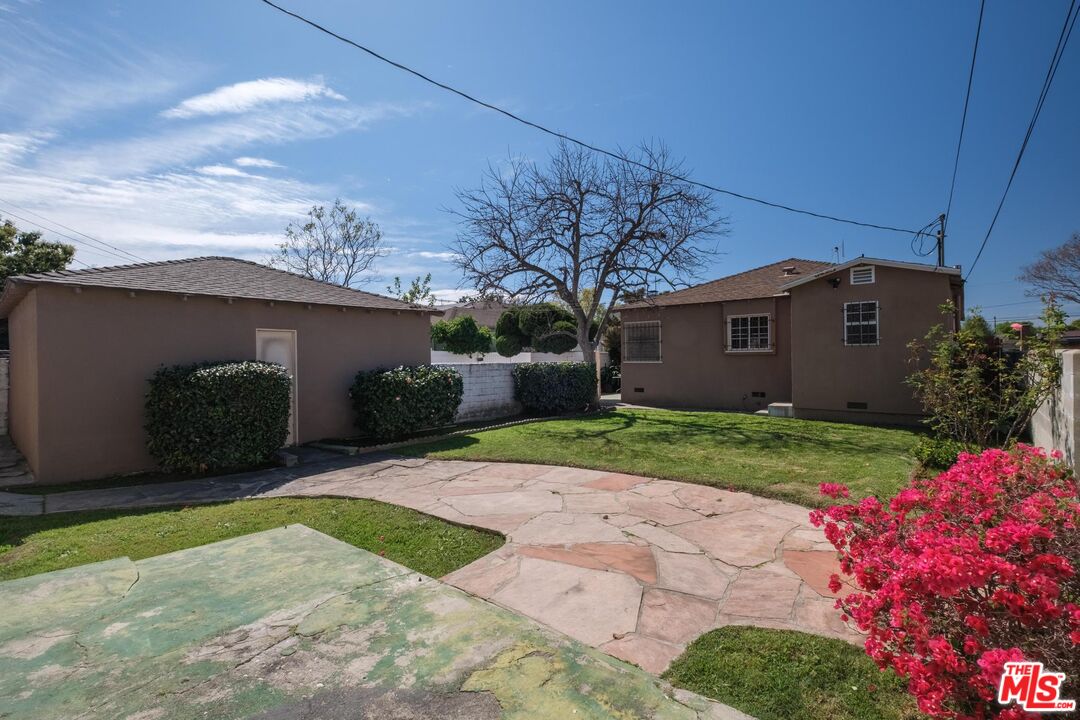 3692 Buckingham Road Los Angeles, CA 90016 - Photo 36 of 40 a view of a house with a yard