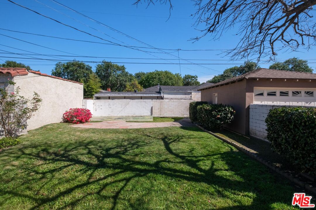3692 Buckingham Road Los Angeles, CA 90016 - Photo 40 of 40 a backyard of a house with lots of green space