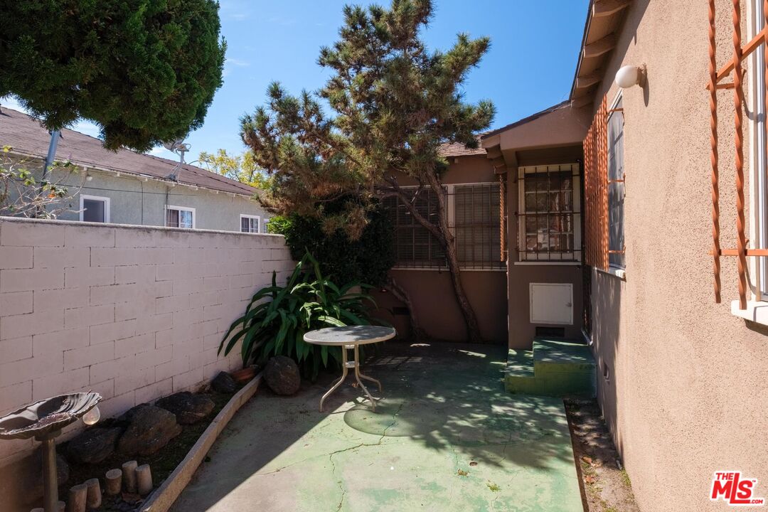 3692 Buckingham Road Los Angeles, CA 90016 - Photo 6 of 40 a backyard of a house with lots of green space