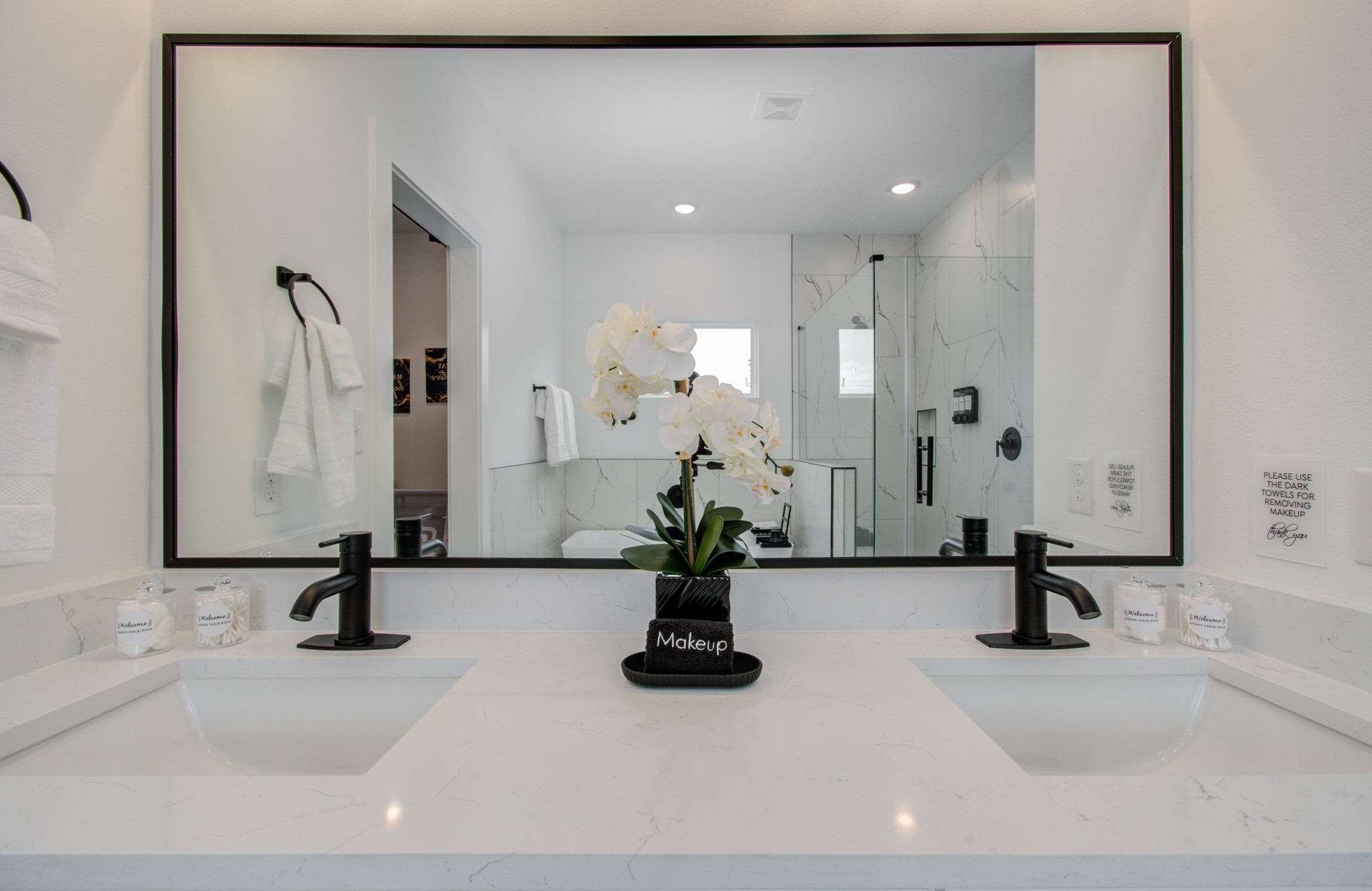 1616 Benson Street Houston, TX 77020 - Photo 24 of 38 a view of hall way with mirror and furniture