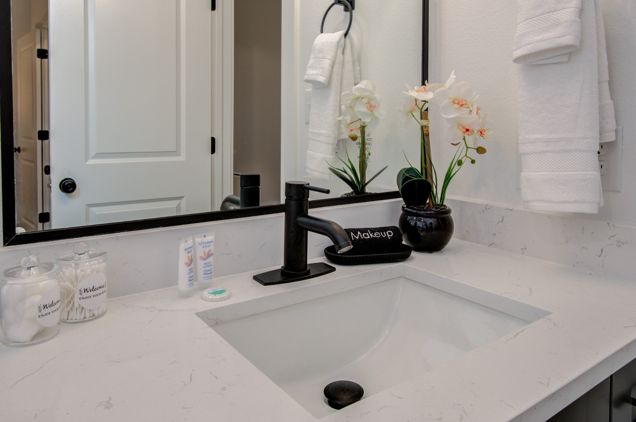1616 Benson Street Houston, TX 77020 - Photo 32 of 38 a bathroom with a tub sink and mirror