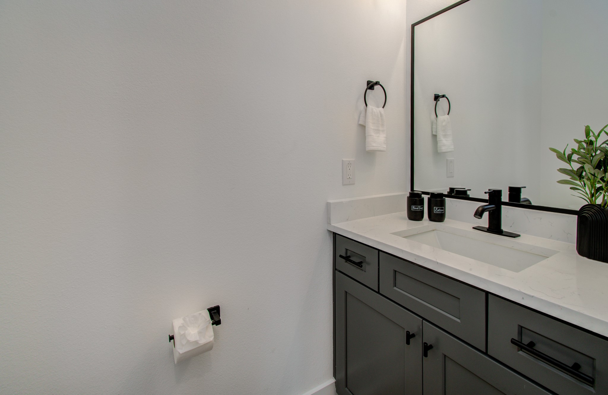 1616 Benson Street Houston, TX 77020 - Photo 34 of 38 a bathroom with a sink and vanity